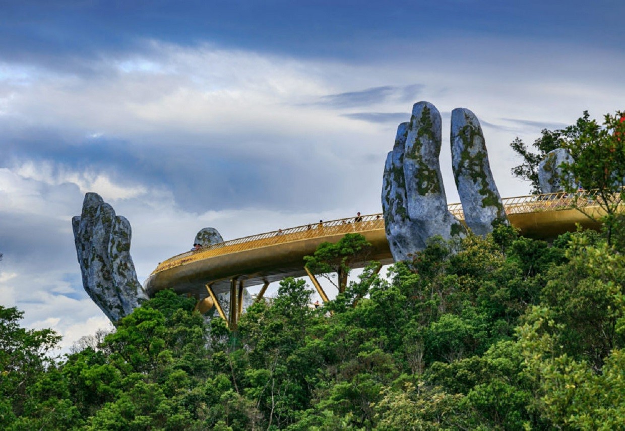 Golden Bridge in Da Nang: photos