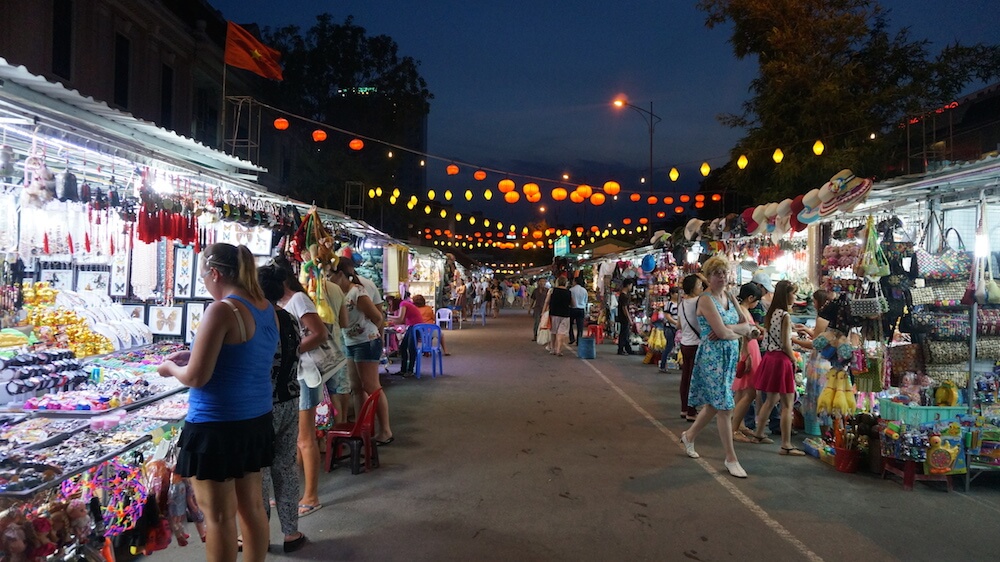 Ночной рынок в Нячанге (Night market)