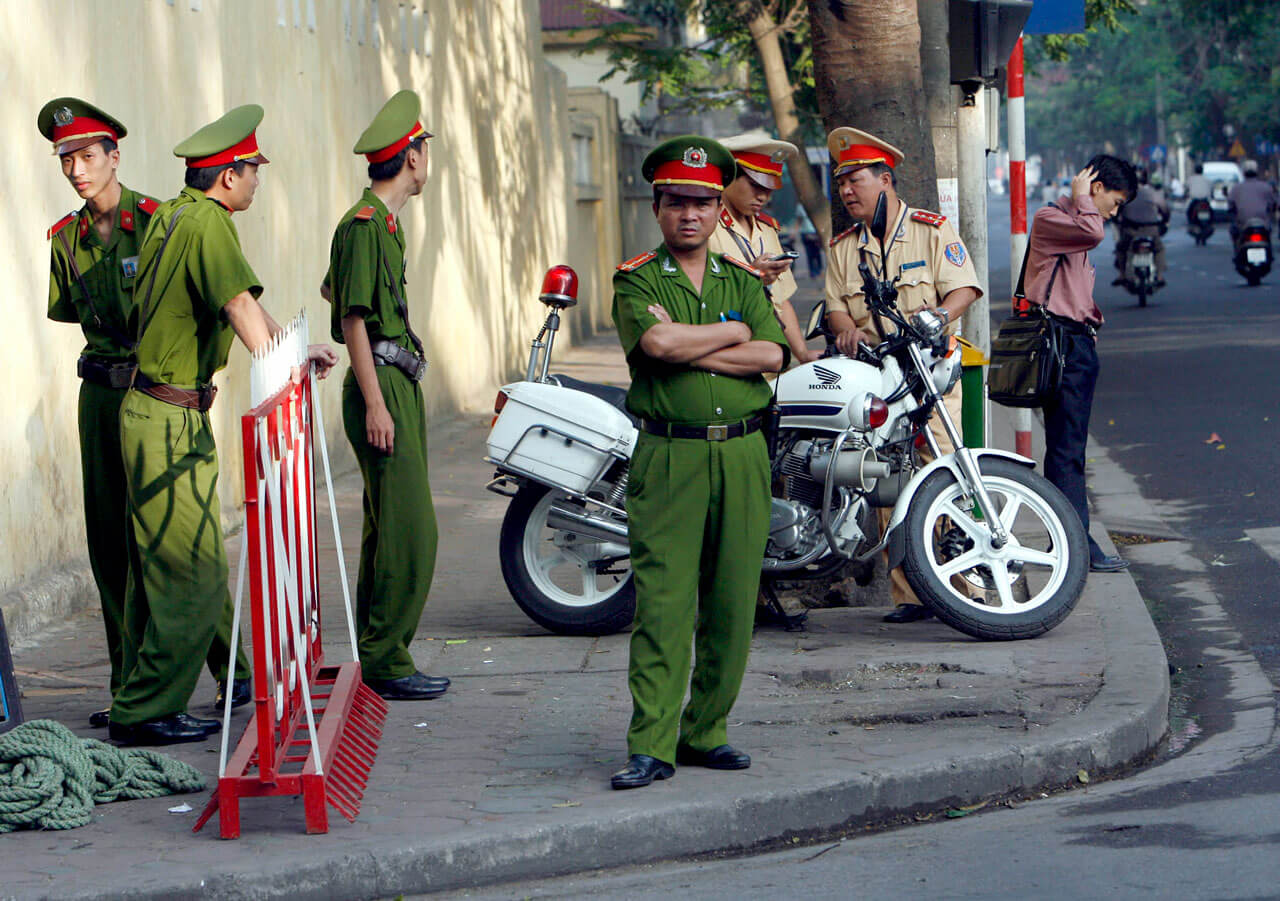 Вьетнамская полиция патрулирует улицы