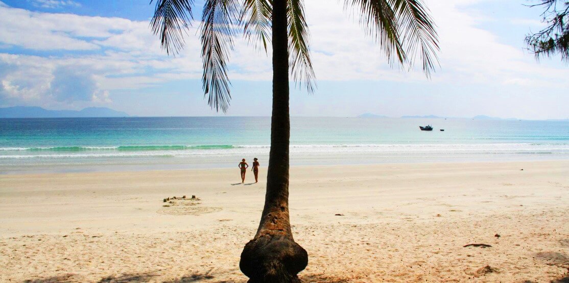 Красивейший пляж во Вьетнаме. Двое бегут по пляжу в сторону моря