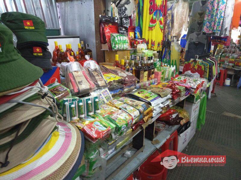 Продажа сувениров на рынке Cho Dam