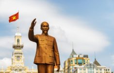 Бронзовая статуя Хошимина во Вьетнаме (г. Сайгон)