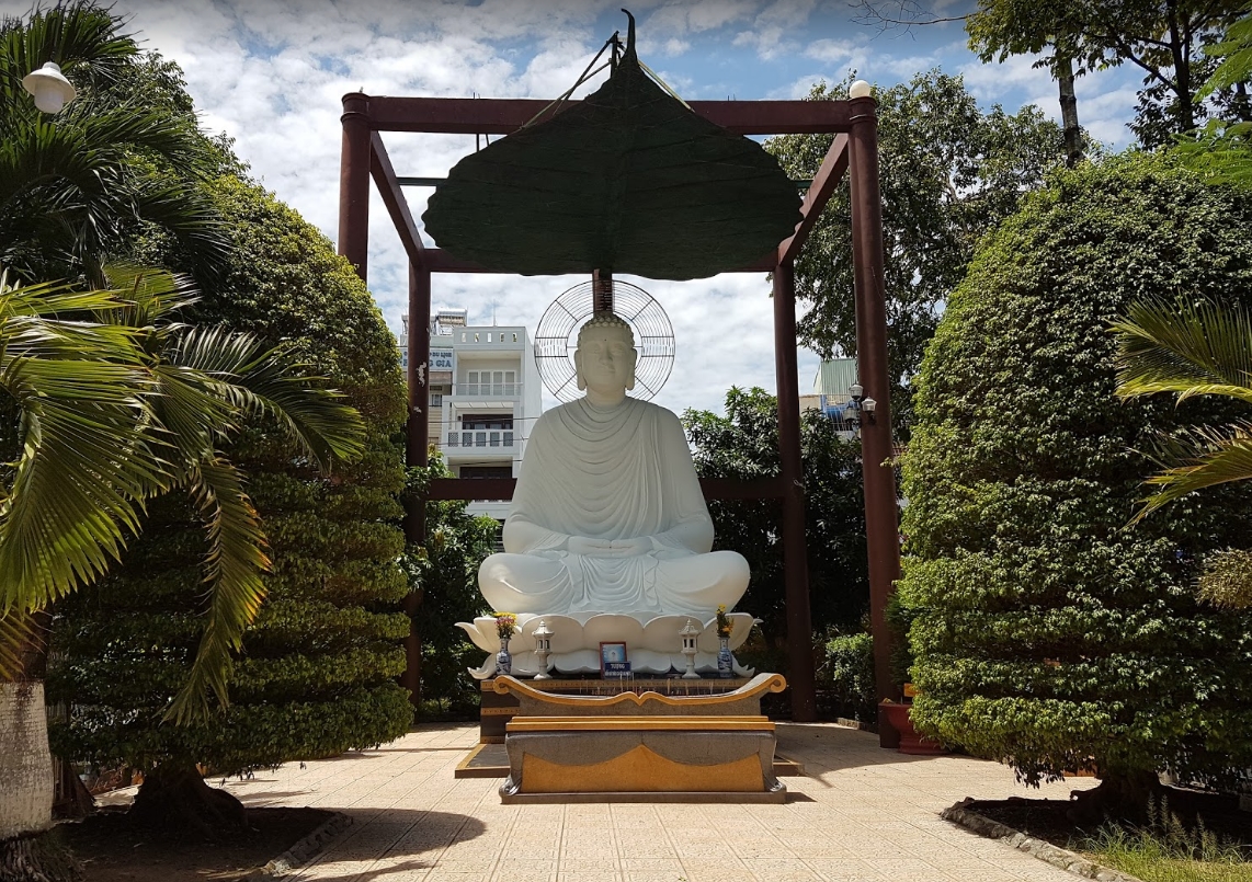 Будда во дворе пагоды