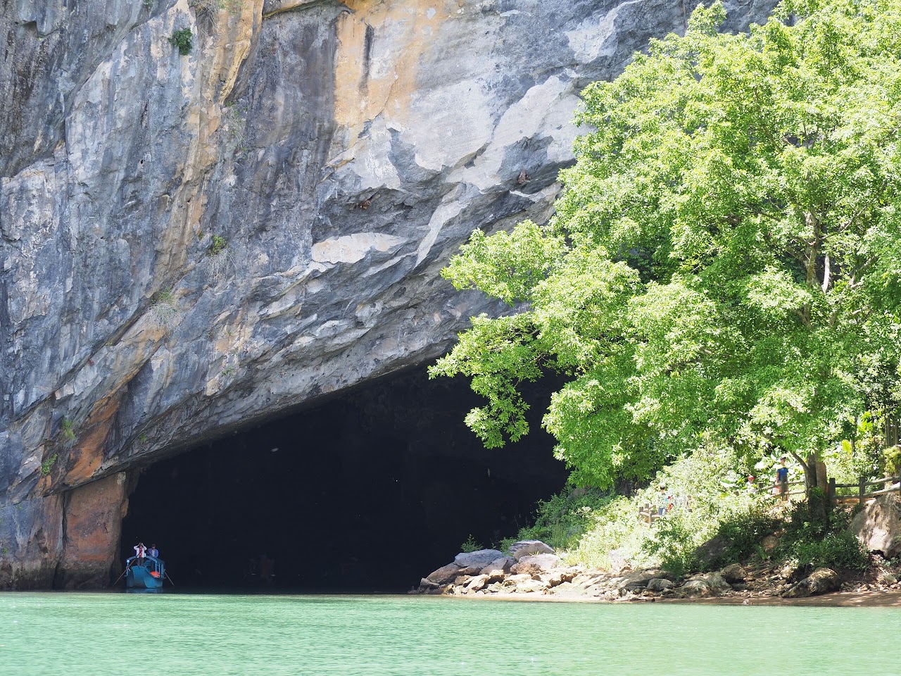 Вход в пещеры по подземной реке
