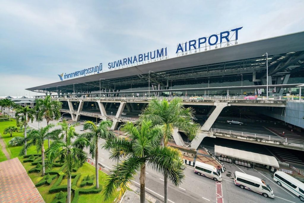 Вид на главный терминал аэропорта Suvarnabhumi в Бангкоке
